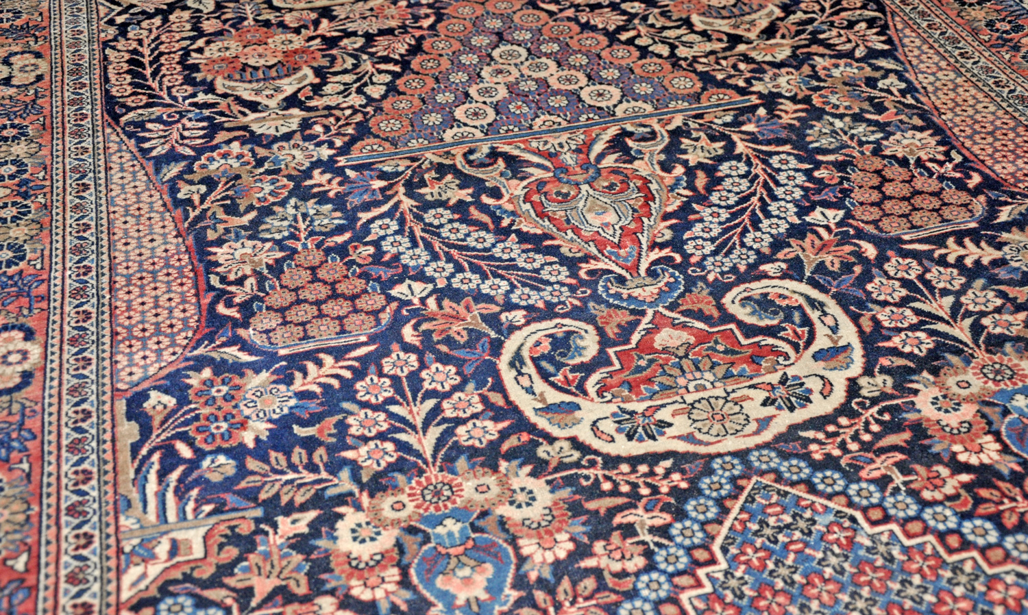 Keshan Perserteppich alt | Vasenmotiv