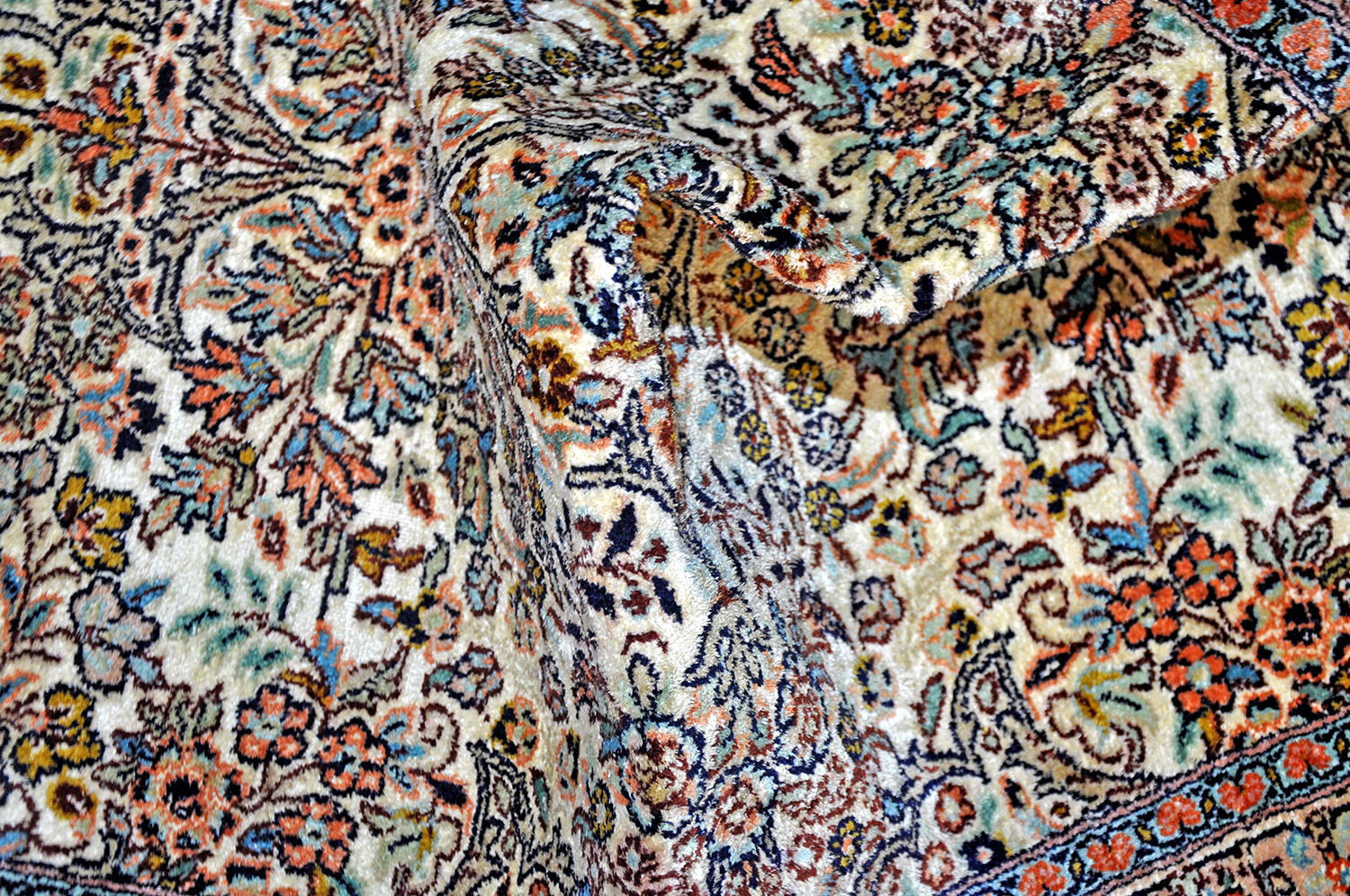 Kaschmir Seidenteppich Indien neu | Medaillon