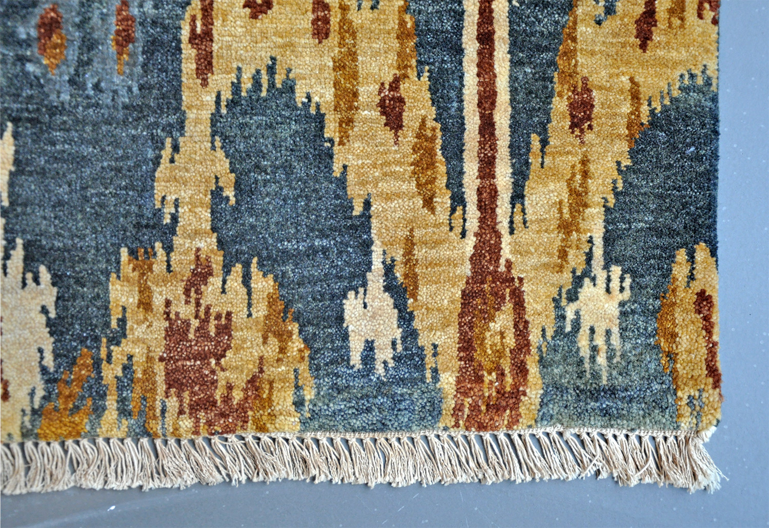 Nepalteppich modern Ikat anthrazit | Hochlandwolle