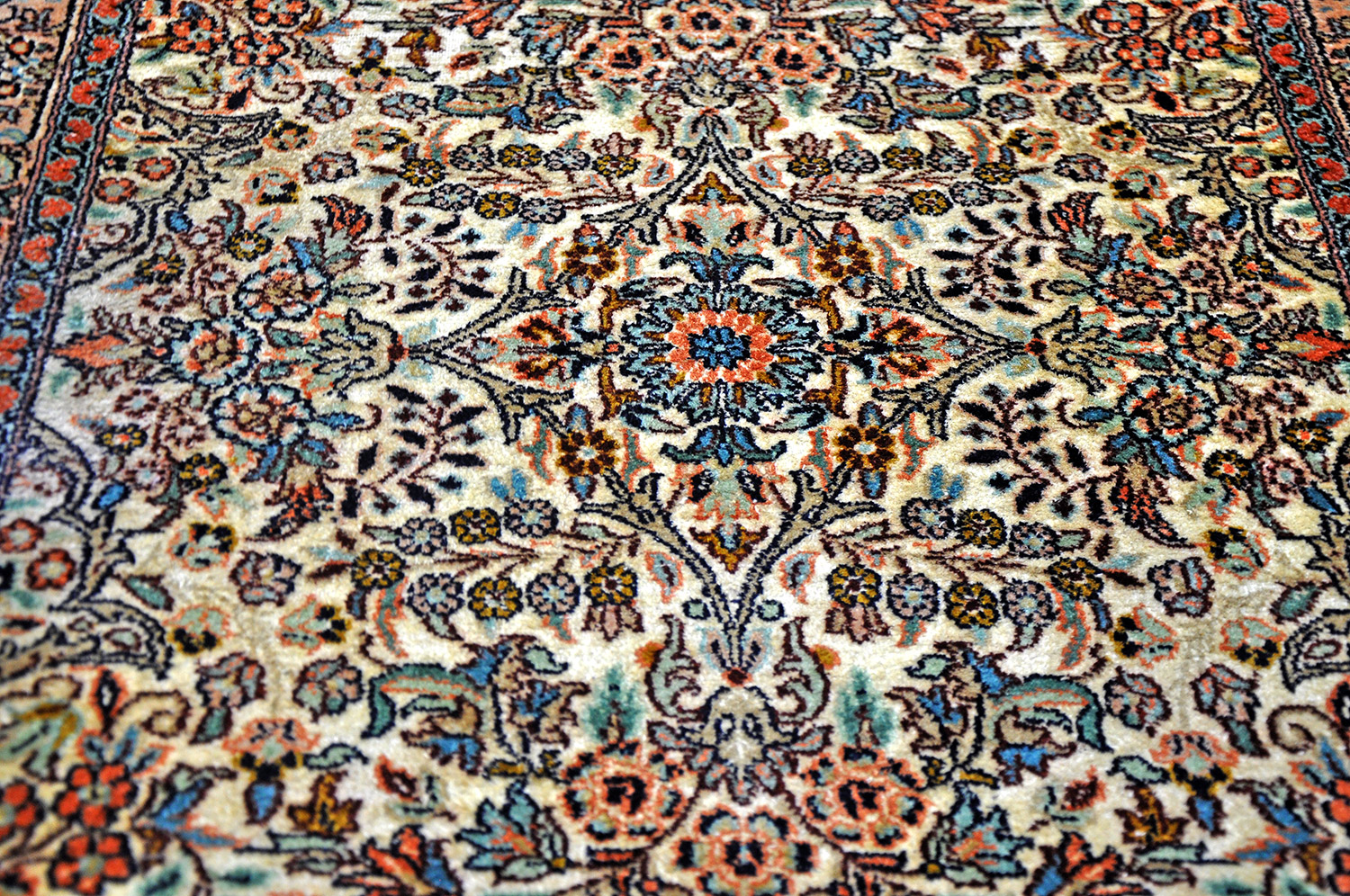 Kaschmir Seidenteppich Indien neu | Medaillon